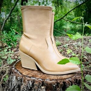 Universal Thread Aubree Tan Boots Size 6